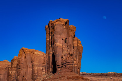 L'elephant Butte avec la lune à Monument Valley