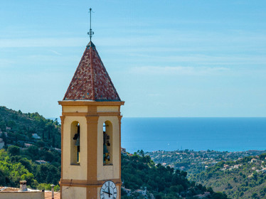 France, Alpes-Maritimes (06) Aspremont, located 554 meters above sea level, above the gorges that close the valley above Nice, which is 13 km away.