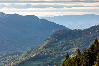 Parapente survolant le lac d'Annecy et le Col de la Forclaz