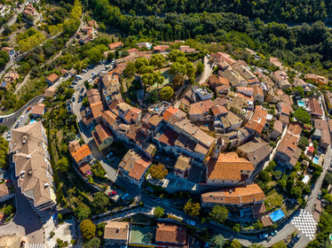 France, Alpes-Maritimes (06) Aspremont, located 554 meters above sea level, above the gorges that close the valley above Nice, which is 13 km away.