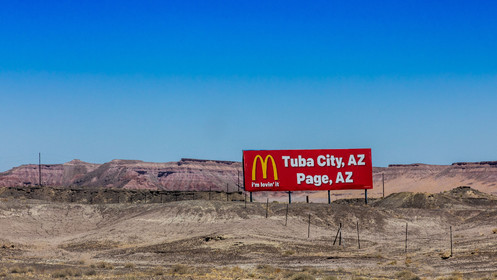 Panneau publicitaire Mac Donald's sur la route en quittant le Grand Canyon