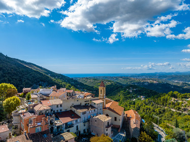 France, Alpes-Maritimes (06) Aspremont, located 554 meters above sea level, above the gorges that close the valley above Nice, which is 13 km away.