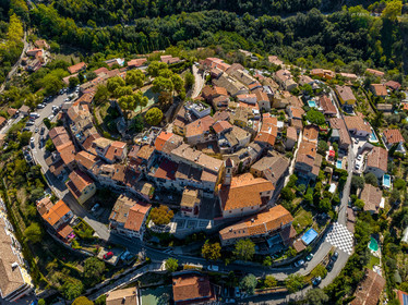 France, Alpes-Maritimes (06) Aspremont, located 554 meters above sea level, above the gorges that close the valley above Nice, which is 13 km away.