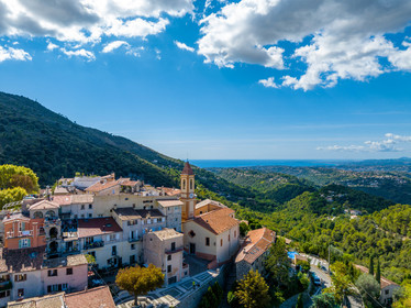 France, Alpes-Maritimes (06) Aspremont, located 554 meters above sea level, above the gorges that close the valley above Nice, which is 13 km away.