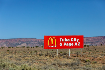 Panneau publicitaire Mac Donald's sur la route pour aller à Antelope Canyon