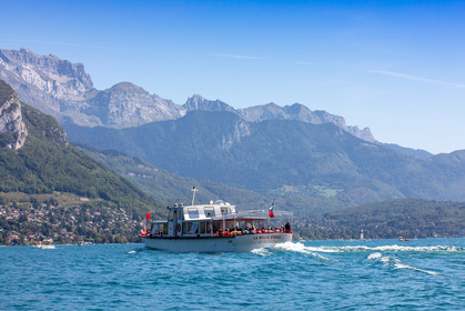 Bateau de tourisme sur le Lac d'Annecy