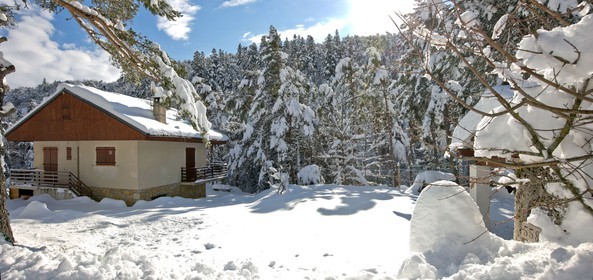Chalet sous la neige