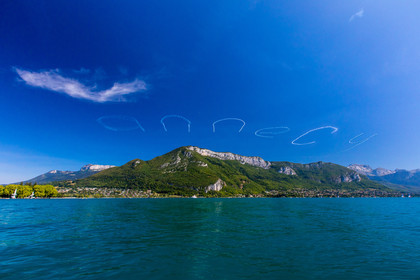 Inscription faite par un avion au dessus du Lac d'Annecy