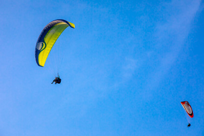 Parapente survolant le lac d'Annecy et le Col de la Forclaz