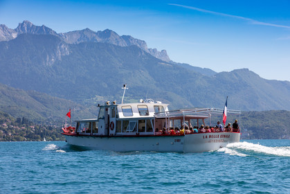 Bateau de tourisme sur le Lac d'Annecy