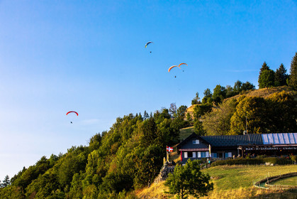 Parapente survolant le lac d'Annecy et le Col de la Forclaz