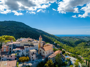France, Alpes-Maritimes (06) Aspremont, located 554 meters above sea level, above the gorges that close the valley above Nice, which is 13 km away.
