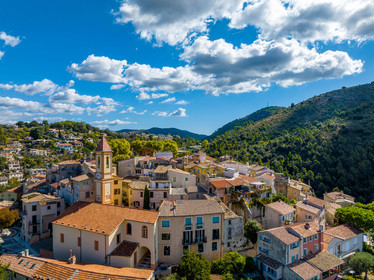 France, Alpes-Maritimes (06) Aspremont, located 554 meters above sea level, above the gorges that close the valley above Nice, which is 13 km away.