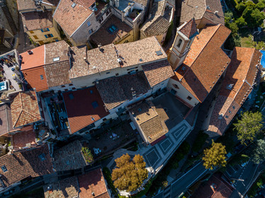 France, Alpes-Maritimes (06) Aspremont, located 554 meters above sea level, above the gorges that close the valley above Nice, which is 13 km away.