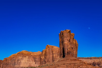L'elephant Butte avec la lune à Monument Valley