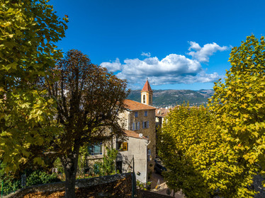 France, Alpes-Maritimes (06) Aspremont, located 554 meters above sea level, above the gorges that close the valley above Nice, which is 13 km away.