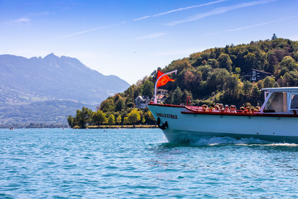 Bateau de tourisme sur le Lac d'Annecy