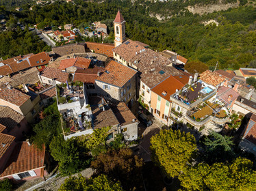 France, Alpes-Maritimes (06) Aspremont, located 554 meters above sea level, above the gorges that close the valley above Nice, which is 13 km away.