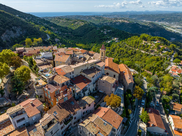 France, Alpes-Maritimes (06) Aspremont, located 554 meters above sea level, above the gorges that close the valley above Nice, which is 13 km away.