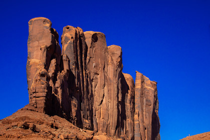 L'elephant Butte avec la lune à Monument Valley