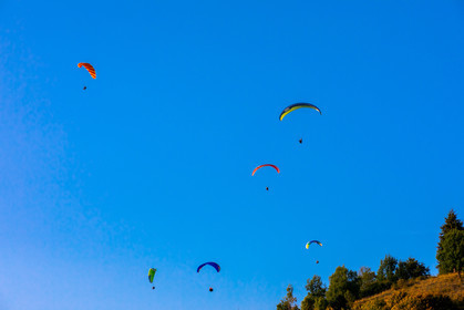 Parapente survolant le lac d'Annecy et le Col de la Forclaz