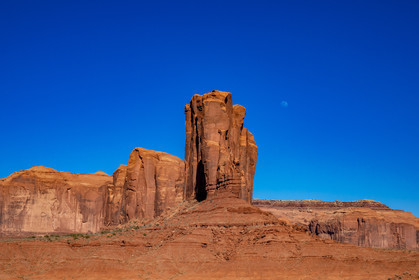 L'elephant Butte avec la lune à Monument Valley