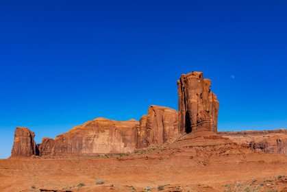 L'elephant Butte avec la lune à Monument Valley