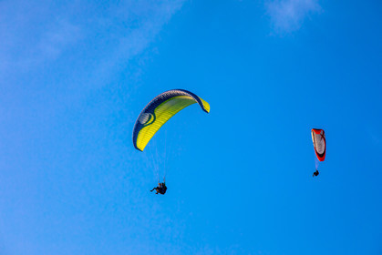 Parapente survolant le lac d'Annecy et le Col de la Forclaz