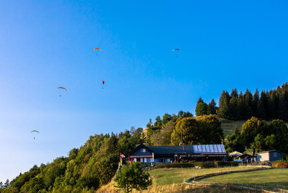 Parapente survolant le lac d'Annecy et le Col de la Forclaz