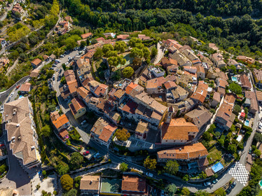 France, Alpes-Maritimes (06) Aspremont, located 554 meters above sea level, above the gorges that close the valley above Nice, which is 13 km away.