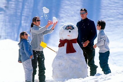 Famille à la neige