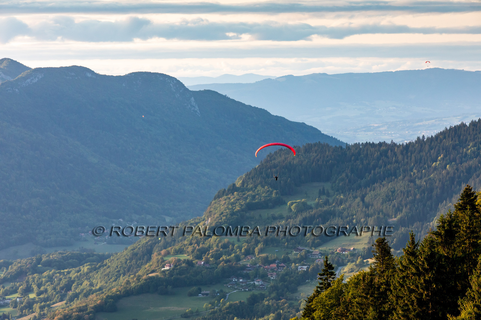 Parapente survolant le lac d'Annecy et le Col de la Forclaz