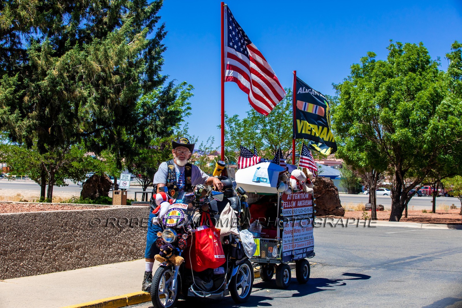 Un homme récoltant des fonds pour les vétérans américains du vietnam