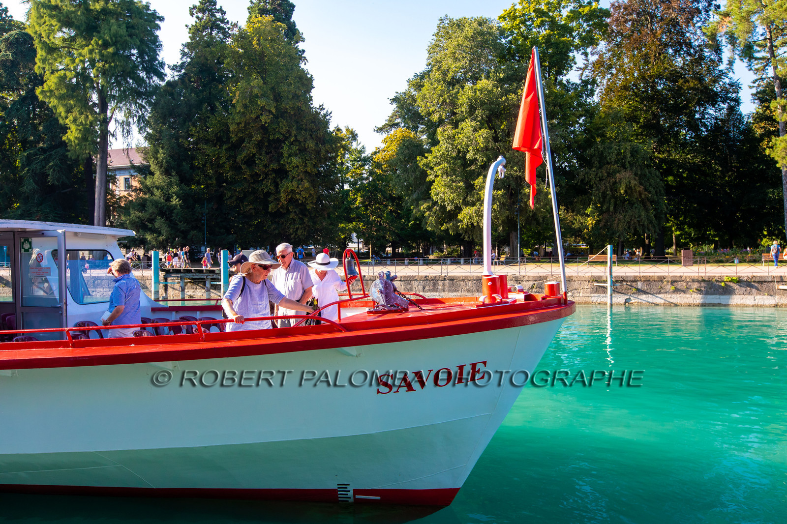 Bateau de tourisme sur le Lac d'Annecy