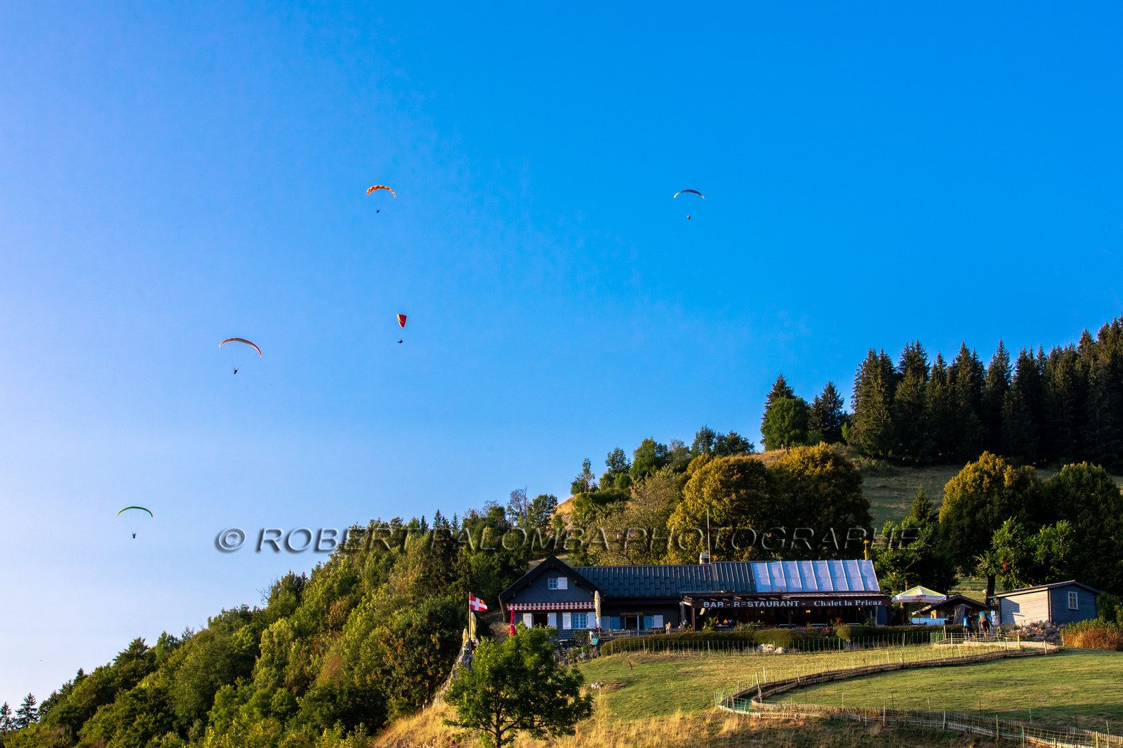 Parapente survolant le lac d'Annecy et le Col de la Forclaz