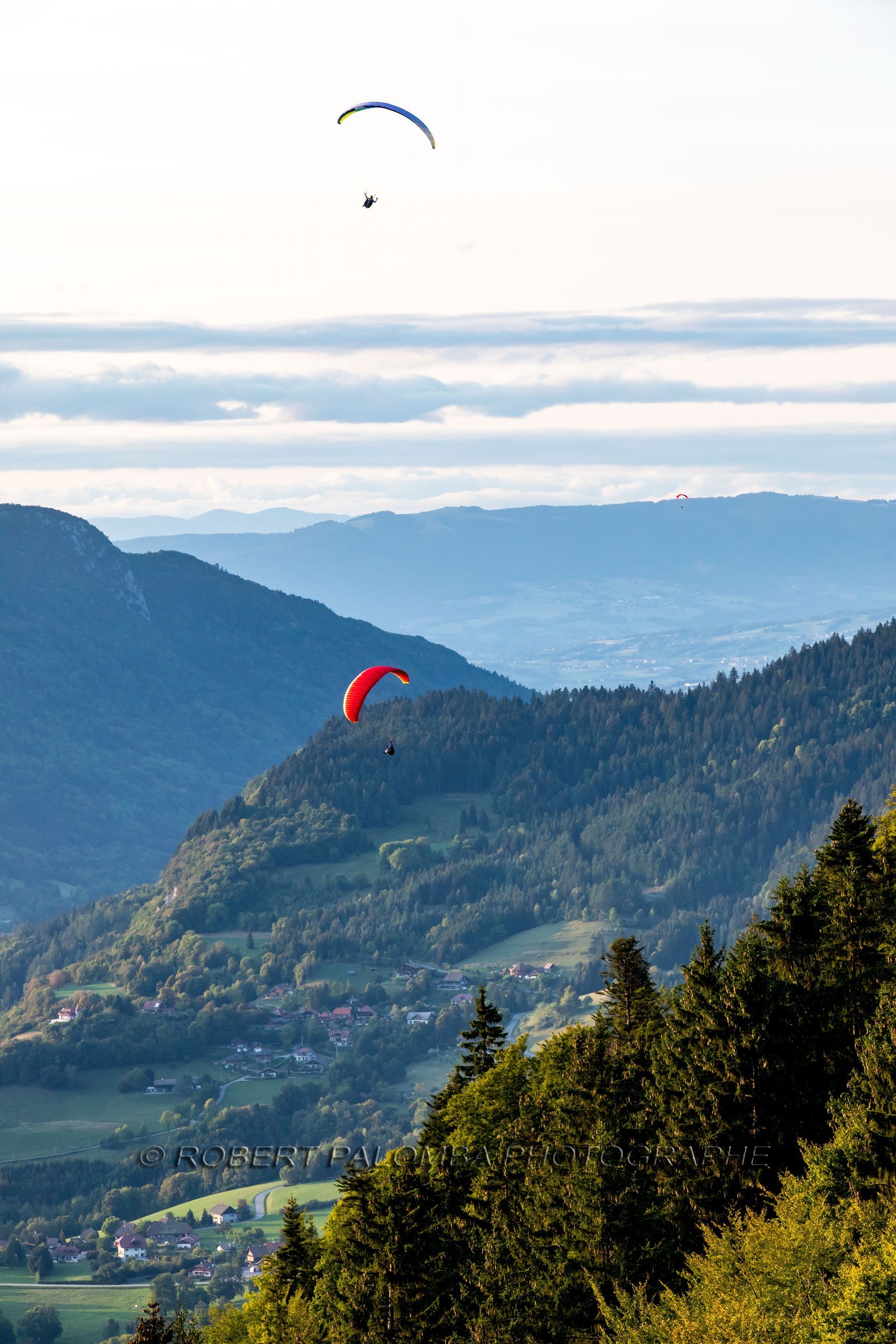 Parapente survolant le lac d'Annecy et le Col de la Forclaz
