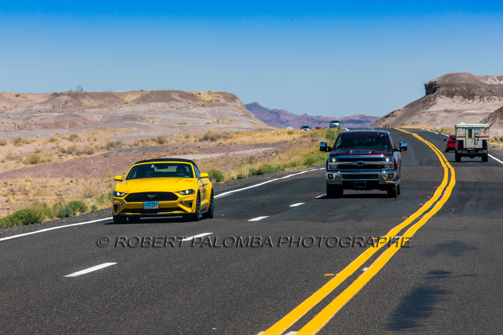 Mustang sur la route en quittant le Grand Canyon