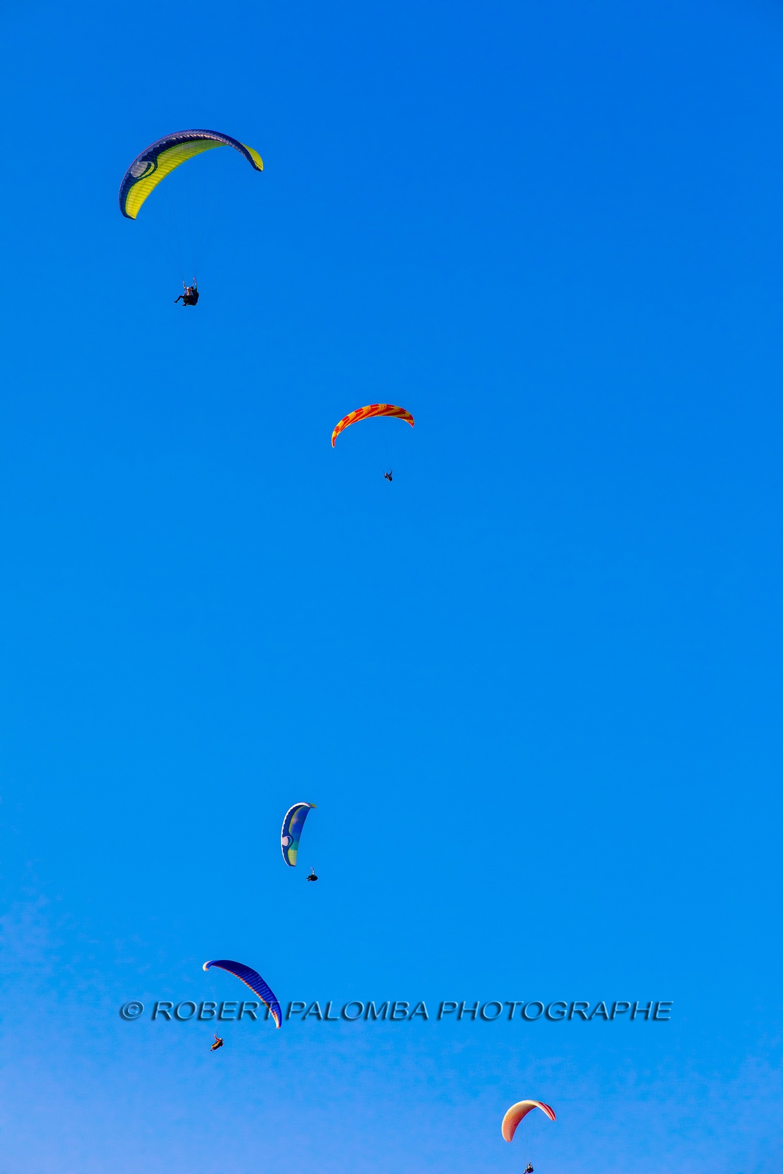 Parapente survolant le lac d'Annecy et le Col de la Forclaz