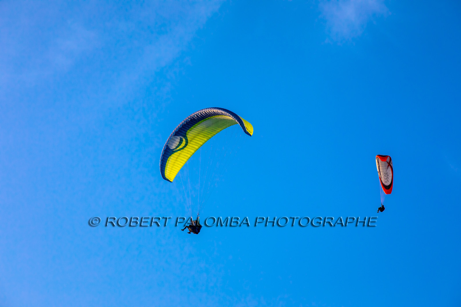 Parapente survolant le lac d'Annecy et le Col de la Forclaz