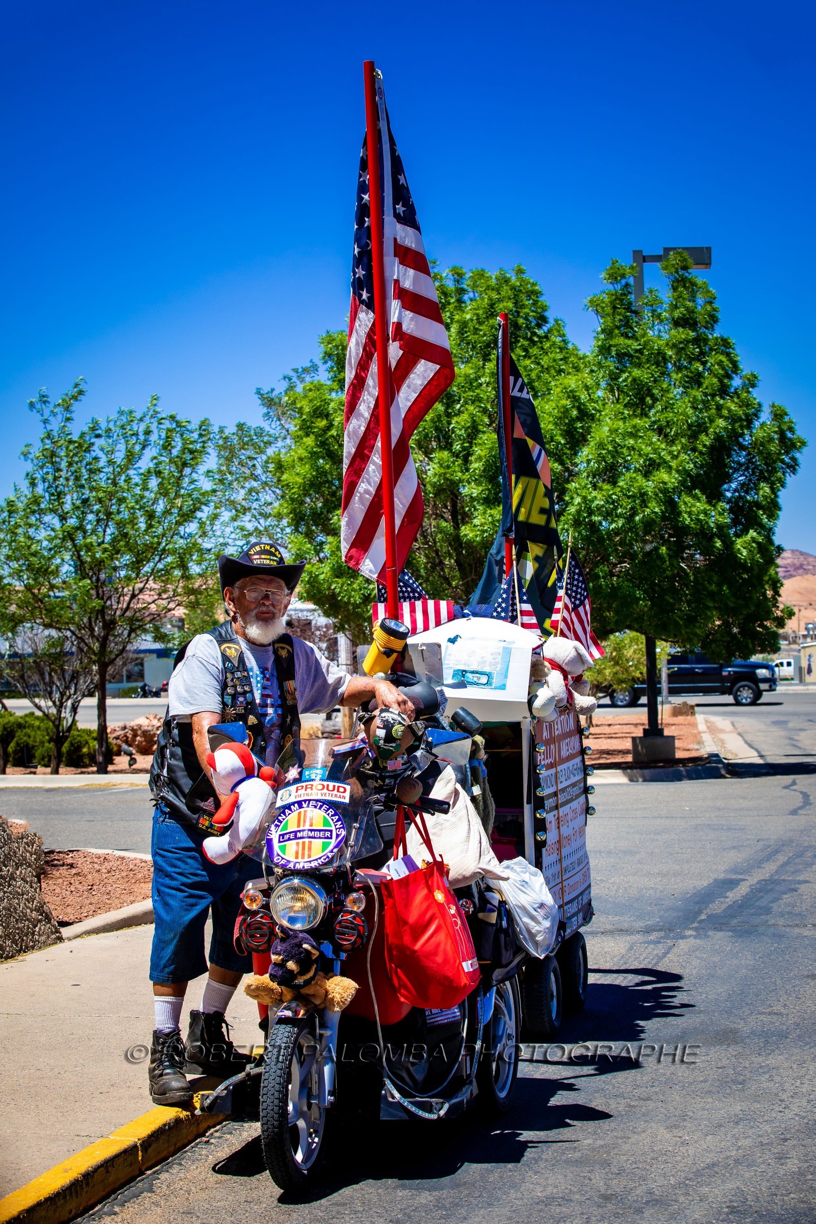 Un homme récoltant des fonds pour les vétérans américains du vietnam