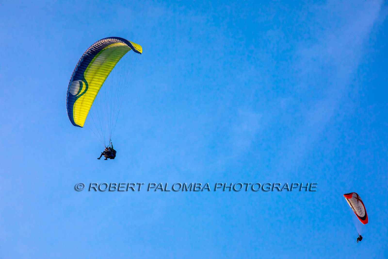 Parapente survolant le lac d'Annecy et le Col de la Forclaz