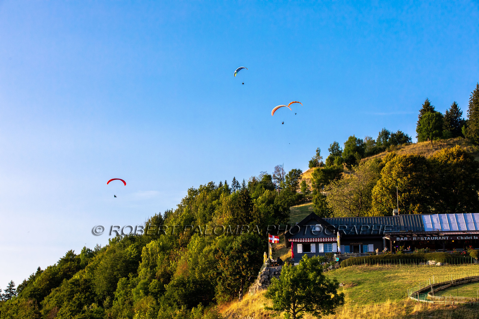 Parapente survolant le lac d'Annecy et le Col de la Forclaz
