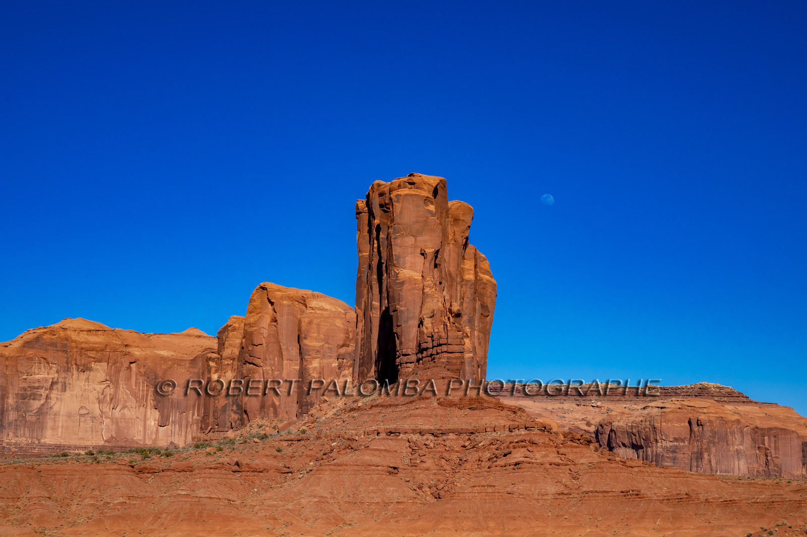 L'elephant Butte avec la lune à Monument Valley