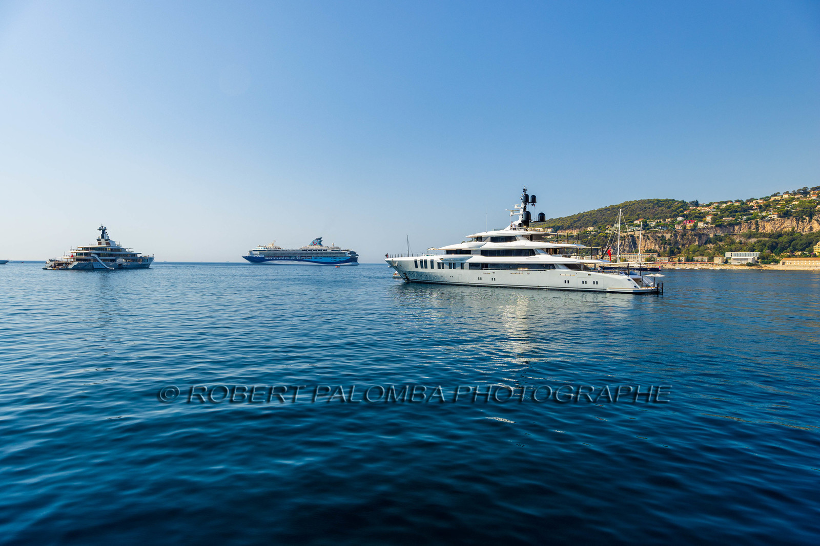 Alpes-Maritimes (06) Baie de Villefranche-sur-mer, Navires de croisière et Yatch