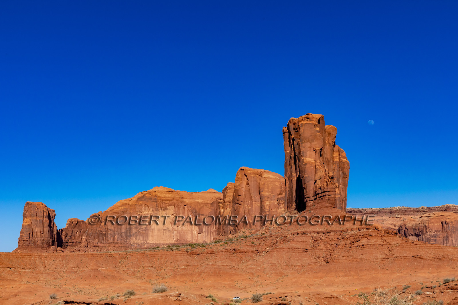 L'elephant Butte avec la lune à Monument Valley