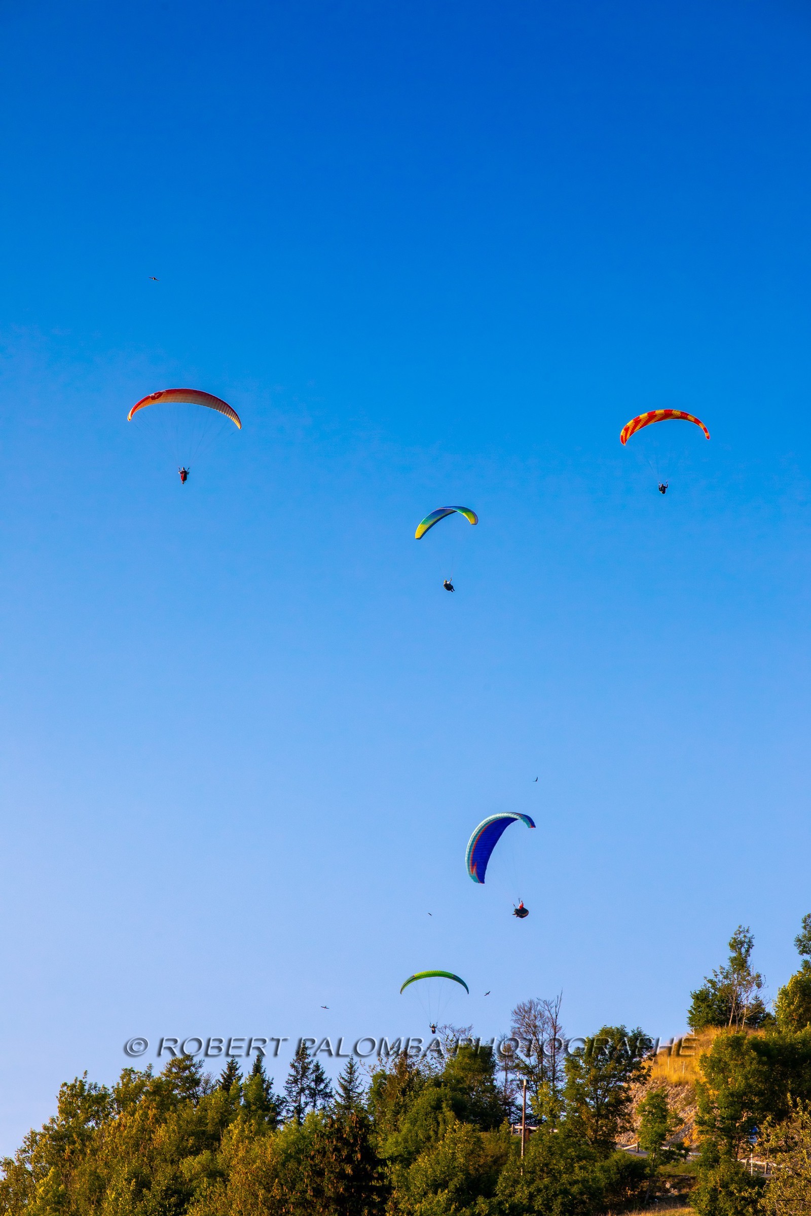 Parapente survolant le lac d'Annecy et le Col de la Forclaz